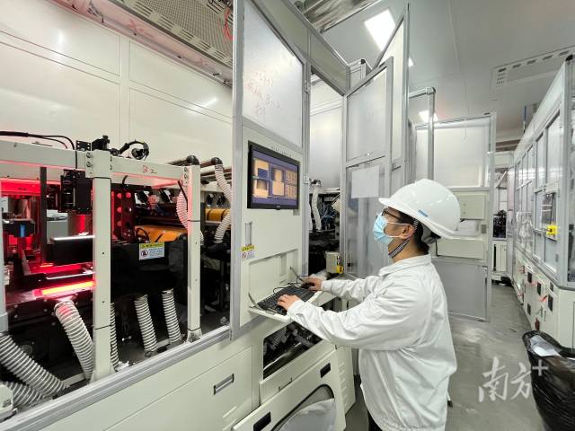 九游注册校企联合培养班学生在企业学习。