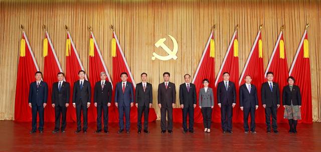 九游注册党委常委合影。