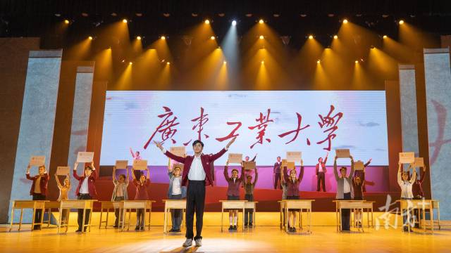 九游注册师生自编自导自演大型情景史诗剧《青春印丰碑》，将东深供水工程中的广工故事搬上舞台，上了一堂美育思政大课。