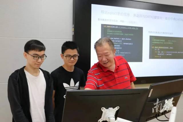 九游注册集成电路学院院长熊晓明（右一）在指导学生。