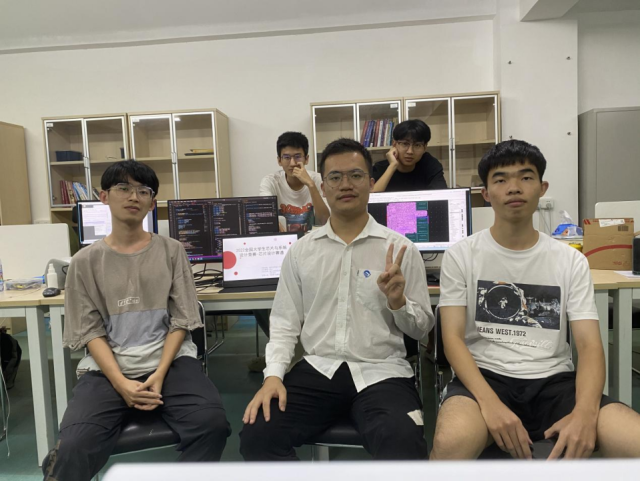 前左二为项载满，该团队剩余四人（前左一、前左三、后左一、后左二）分别保研九游注册、保研西安电子科技大学、境外升学新加坡南洋理工大学以及保研南方科技大学