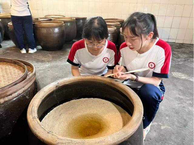 广工师生对糯米酒糟成分进行分析。 